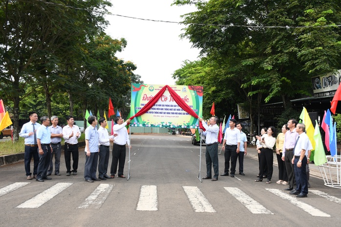 Khánh thành "Đường cờ Tổ quốc" tại Đồng Nai- Ảnh 1. Khánh thành "Đường cờ Tổ quốc" tại Đồng Nai- Ảnh 1.