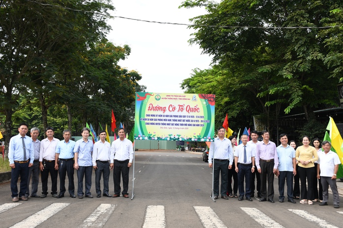 Khánh thành "Đường cờ Tổ quốc" tại Đồng Nai- Ảnh 3. Khánh thành "Đường cờ Tổ quốc" tại Đồng Nai- Ảnh 3.