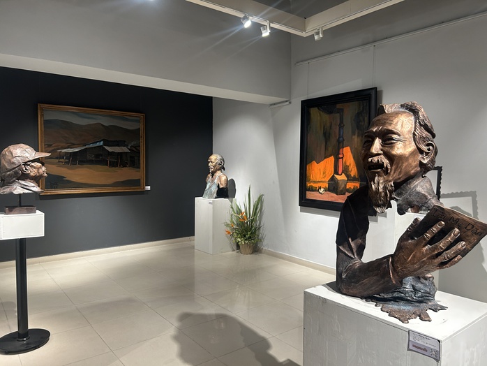 Cường Tuse gây "sốt" với tượng chân dung- Ảnh 7. Cường Tuse gây "sốt" với tượng chân dung- Ảnh 7.