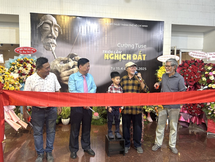 Cường Tuse gây "sốt" với tượng chân dung- Ảnh 3. Cường Tuse gây "sốt" với tượng chân dung- Ảnh 3.
