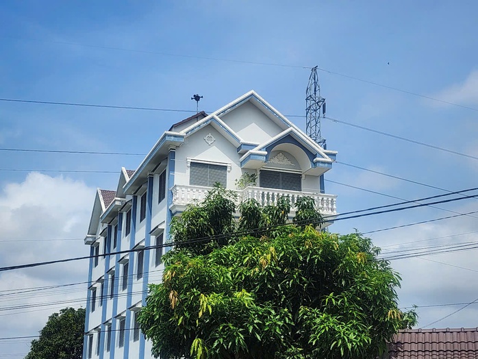 Cận cảnh tòa nhà 4 tầng chễm chệ trên đất trồng lúa ở Kiên Giang- Ảnh 4. Cận cảnh tòa nhà 4 tầng chễm chệ trên đất trồng lúa ở Kiên Giang- Ảnh 4.
