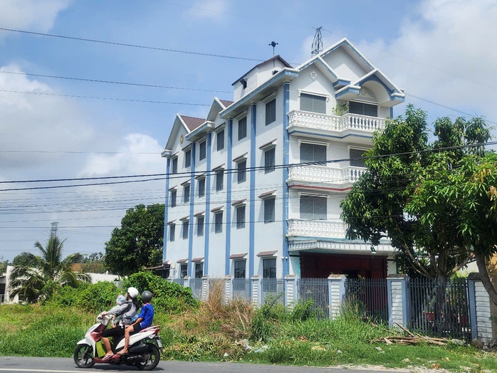 Cận cảnh tòa nhà 4 tầng chễm chệ trên đất trồng lúa ở Kiên Giang- Ảnh 1. Cận cảnh tòa nhà 4 tầng chễm chệ trên đất trồng lúa ở Kiên Giang- Ảnh 1.