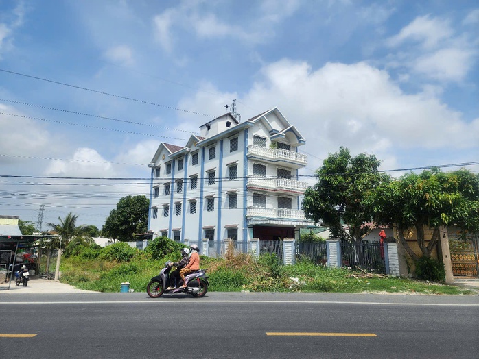 Cận cảnh tòa nhà 4 tầng chễm chệ trên đất trồng lúa ở Kiên Giang- Ảnh 2. Cận cảnh tòa nhà 4 tầng chễm chệ trên đất trồng lúa ở Kiên Giang- Ảnh 2.