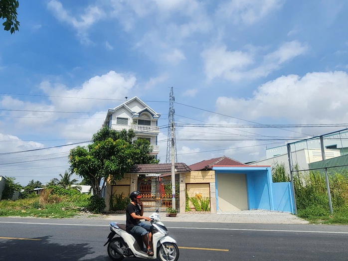 Cận cảnh tòa nhà 4 tầng chễm chệ trên đất trồng lúa ở Kiên Giang- Ảnh 3. Cận cảnh tòa nhà 4 tầng chễm chệ trên đất trồng lúa ở Kiên Giang- Ảnh 3.