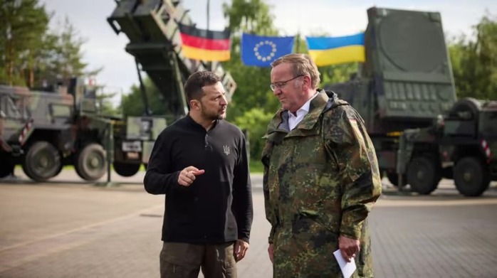 Tổng thống Volodymyr Zelensky kiểm tra hệ thống Patriot mà Đức chuyển cho Ukraine hồi tháng 6-2024. Ảnh: Văn phòng Tổng thống Ukraine Tổng thống Volodymyr Zelensky kiểm tra hệ thống Patriot mà Đức chuyển cho Ukraine hồi tháng 6-2024. Ảnh: Văn phòng Tổng thống Ukraine