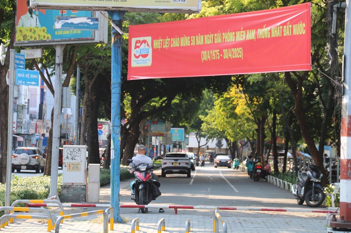 TP HCM bất ngờ tháo rào chắn xe máy sau 8 năm lắp đặt- Ảnh 6. TP HCM bất ngờ tháo rào chắn xe máy sau 8 năm lắp đặt- Ảnh 6.