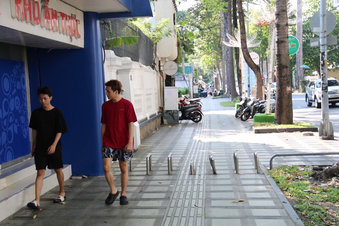 TP HCM bất ngờ tháo rào chắn xe máy sau 8 năm lắp đặt- Ảnh 5. TP HCM bất ngờ tháo rào chắn xe máy sau 8 năm lắp đặt- Ảnh 5.