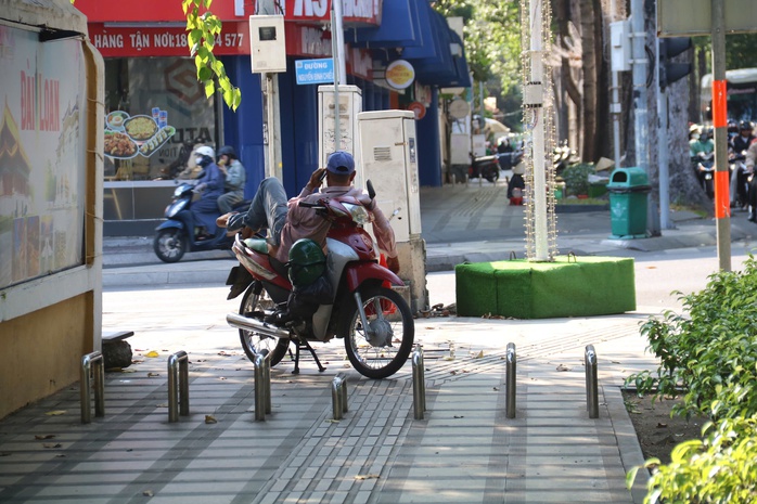 TP HCM bất ngờ tháo rào chắn xe máy sau 8 năm lắp đặt- Ảnh 4. TP HCM bất ngờ tháo rào chắn xe máy sau 8 năm lắp đặt- Ảnh 4.