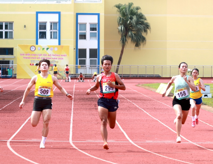 Lê Tú Chinh tái xuất- Ảnh 1. Lê Tú Chinh tái xuất- Ảnh 1.