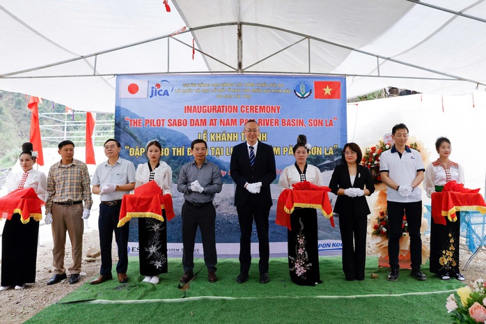 Các đại biểu cắt băng khánh thành Các đại biểu cắt băng khánh thành