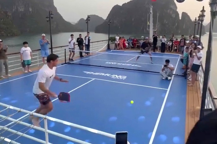 Cứu quả bóng trong trận Pickleball trên tàu du lịch, du khách lao người xuống vịnh Hạ Long- Ảnh 1. Cứu quả bóng trong trận Pickleball trên tàu du lịch, du khách lao người xuống vịnh Hạ Long- Ảnh 1.