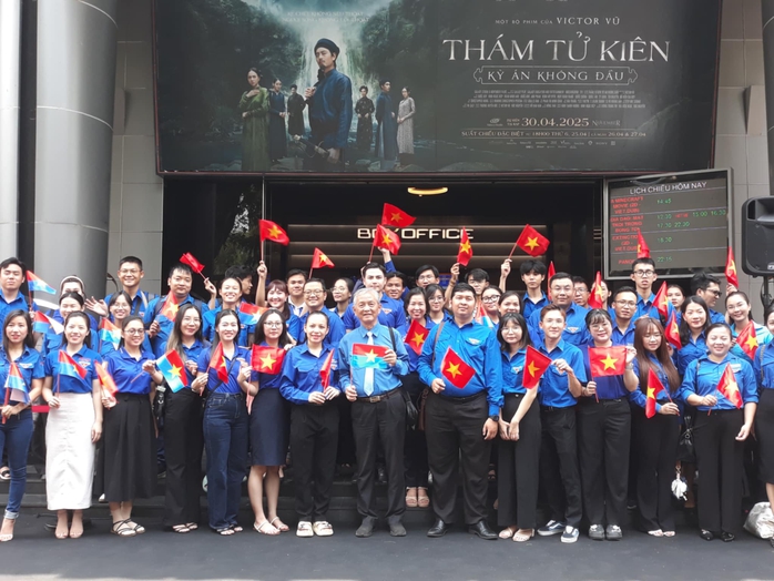 Anh hùng Tô Văn Đực bất ngờ với doanh thu "Địa đạo: Mặt trời trong bóng tối"- Ảnh 6. Anh hùng Tô Văn Đực bất ngờ với doanh thu "Địa đạo: Mặt trời trong bóng tối"- Ảnh 6.