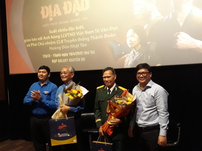 Anh hùng Tô Văn Đực bất ngờ với doanh thu "Địa đạo: Mặt trời trong bóng tối"- Ảnh 2. Anh hùng Tô Văn Đực bất ngờ với doanh thu "Địa đạo: Mặt trời trong bóng tối"- Ảnh 2.