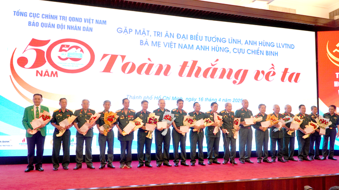 Gặp lại kíp xe tăng 390 húc đổ cổng Dinh Độc Lập cách đây 50 năm- Ảnh 3. Gặp lại kíp xe tăng 390 húc đổ cổng Dinh Độc Lập cách đây 50 năm- Ảnh 3.