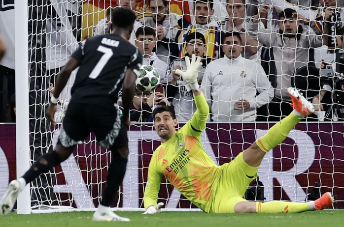Trọng tài "bẻ còi", vận rủi đè nặng ngày Real Madrid thành cựu vương- Ảnh 1. Trọng tài "bẻ còi", vận rủi đè nặng ngày Real Madrid thành cựu vương- Ảnh 1.