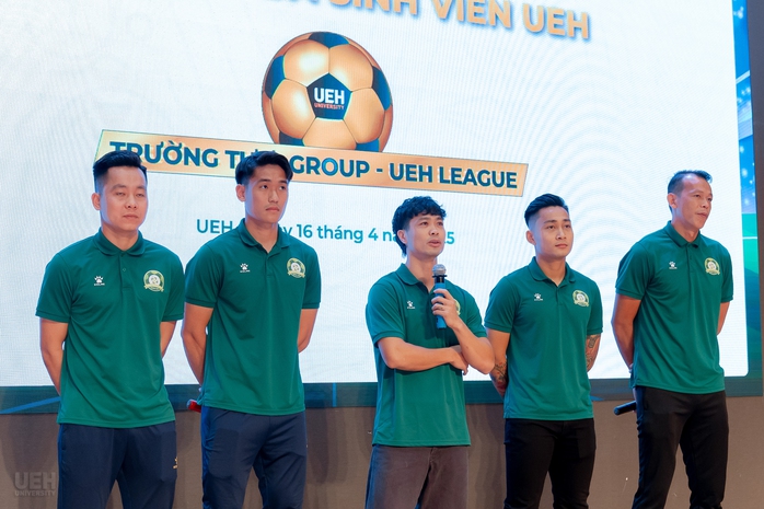 Công Phượng "truyền lửa" cho bóng đá học đường ở lễ ra mắt giải UEH League 2025- Ảnh 2. Công Phượng "truyền lửa" cho bóng đá học đường ở lễ ra mắt giải UEH League 2025- Ảnh 2.
