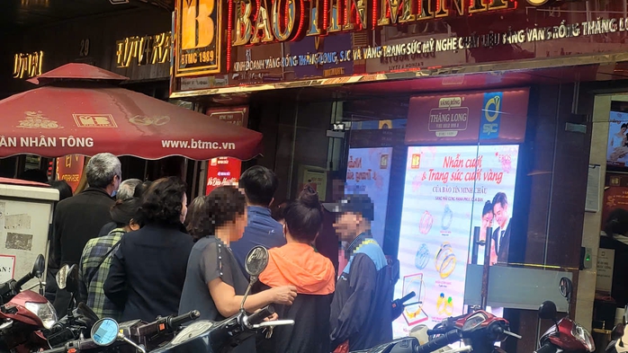 Tiếc vì "bay" trăm triệu do chốt lời sai thời điểm, giờ xếp hàng chỉ mua được 1 chỉ vàng/ngày- Ảnh 1. Tiếc vì "bay" trăm triệu do chốt lời sai thời điểm, giờ xếp hàng chỉ mua được 1 chỉ vàng/ngày- Ảnh 1.