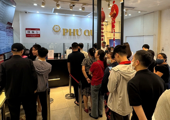 Tiếc vì "bay" trăm triệu do chốt lời sai thời điểm, giờ xếp hàng chỉ mua được 1 chỉ vàng/ngày- Ảnh 3. Tiếc vì "bay" trăm triệu do chốt lời sai thời điểm, giờ xếp hàng chỉ mua được 1 chỉ vàng/ngày- Ảnh 3.