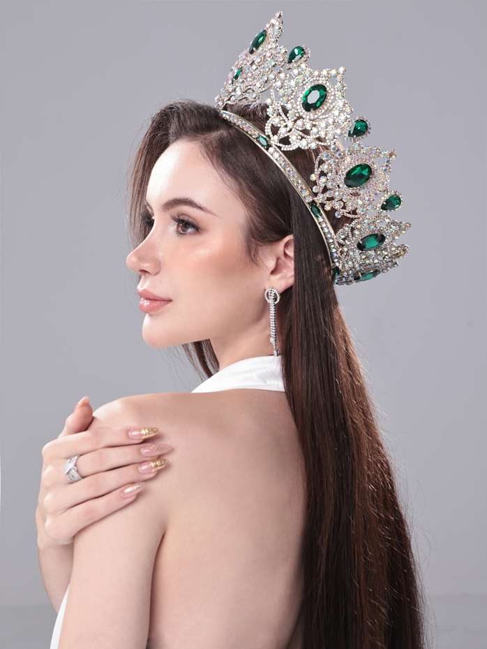 Lý do Miss Grand Canada 2025 đến Việt Nam "nâng tầm" nhan sắc
- Ảnh 2. Lý do Miss Grand Canada 2025 đến Việt Nam "nâng tầm" nhan sắc
- Ảnh 2.