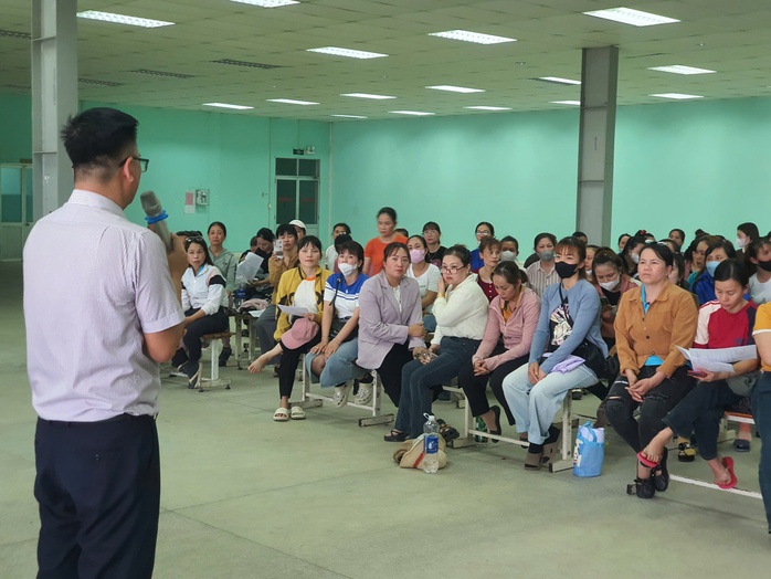 Công ty Minh Hoàng 2 hứa nộp 10,3 tỉ đồng BHXH, chi trả thưởng Tết cho công nhân- Ảnh 3. Công ty Minh Hoàng 2 hứa nộp 10,3 tỉ đồng BHXH, chi trả thưởng Tết cho công nhân- Ảnh 3.