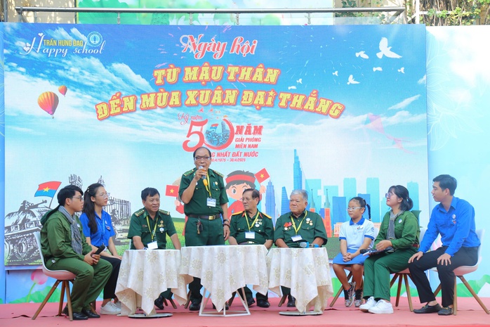 TP HCM: Xúc động hình ảnh bản đồ Tổ quốc được xếp bởi học sinh tiểu học- Ảnh 1. TP HCM: Xúc động hình ảnh bản đồ Tổ quốc được xếp bởi học sinh tiểu học- Ảnh 1.