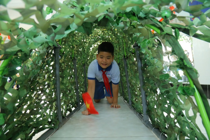 TP HCM: Xúc động hình ảnh bản đồ Tổ quốc được xếp bởi học sinh tiểu học- Ảnh 4. TP HCM: Xúc động hình ảnh bản đồ Tổ quốc được xếp bởi học sinh tiểu học- Ảnh 4.