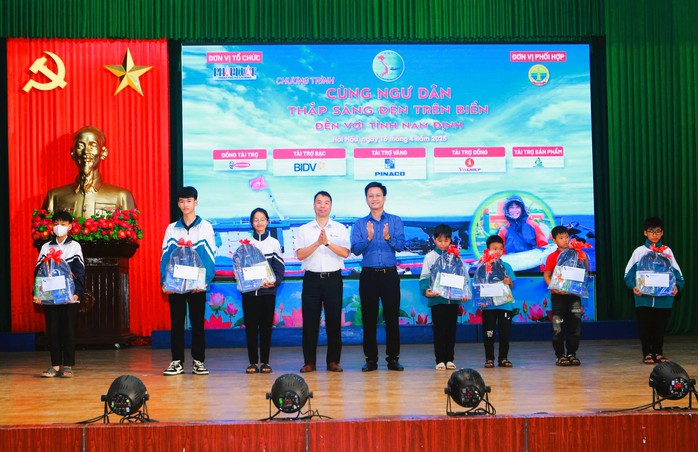 "Cùng ngư dân thắp sáng đèn trên biển" đến với ngư dân Nam Định- Ảnh 3. "Cùng ngư dân thắp sáng đèn trên biển" đến với ngư dân Nam Định- Ảnh 3.