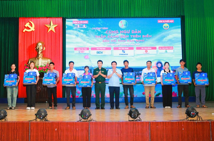 "Cùng ngư dân thắp sáng đèn trên biển" đến với ngư dân Nam Định- Ảnh 2. "Cùng ngư dân thắp sáng đèn trên biển" đến với ngư dân Nam Định- Ảnh 2.
