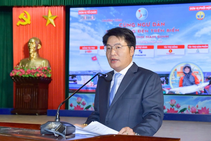 "Cùng ngư dân thắp sáng đèn trên biển" đến với ngư dân Nam Định- Ảnh 1. "Cùng ngư dân thắp sáng đèn trên biển" đến với ngư dân Nam Định- Ảnh 1.