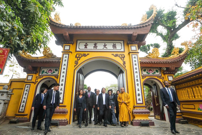 Hai Thủ tướng Việt Nam - Ethiopia tham quan chùa Trấn Quốc- Ảnh 1. Hai Thủ tướng Việt Nam - Ethiopia tham quan chùa Trấn Quốc- Ảnh 1.