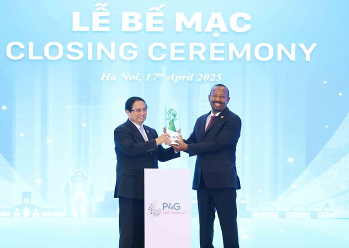 Thủ tướng Phạm Minh Chính và Thủ tướng Ethiopia Abiy Ahmed Ali thực hiện nghi lễ chuyển giao vai trò chủ nhà Hội nghị Thượng đỉnh P4G lần thứ 5 (năm 2027) cho Ethiopia. Ảnh: TTXVN