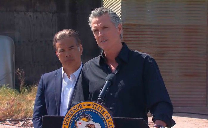Thống đốc Gavin Newsom (phải) và Tổng chưởng lý Rob Bonta của bang California - Mỹ tại cuộc họp báo về thuế quan tại TP Ceres hôm 16-4. Ảnh: KSFN Thống đốc Gavin Newsom (phải) và Tổng chưởng lý Rob Bonta của bang California - Mỹ tại cuộc họp báo về thuế quan tại TP Ceres hôm 16-4. Ảnh: KSFN