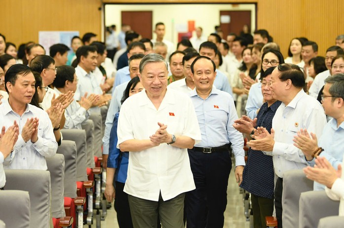 Tổng Bí thư Tô Lâm và các thành viên Đoàn Đại biểu Quốc hội TP Hà Nội tại hội nghị tiếp xúc cử tri các quận Ba Đình, Hai Bà Trưng, Đống Đa. Ảnh: VIẾT THÀNH Tổng Bí thư Tô Lâm và các thành viên Đoàn Đại biểu Quốc hội TP Hà Nội tại hội nghị tiếp xúc cử tri các quận Ba Đình, Hai Bà Trưng, Đống Đa. Ảnh: VIẾT THÀNH