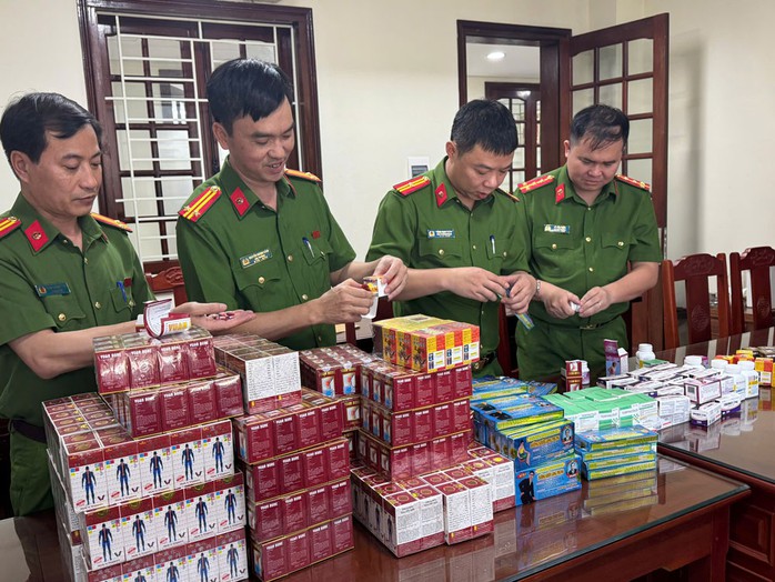 Công an thu giữ nhiều sản phẩm trong đường dây sản xuất, buôn bán thuốc giả vừa bị triệt phá. (Ảnh do cơ quan công an cung cấp) Công an thu giữ nhiều sản phẩm trong đường dây sản xuất, buôn bán thuốc giả vừa bị triệt phá. (Ảnh do cơ quan công an cung cấp)