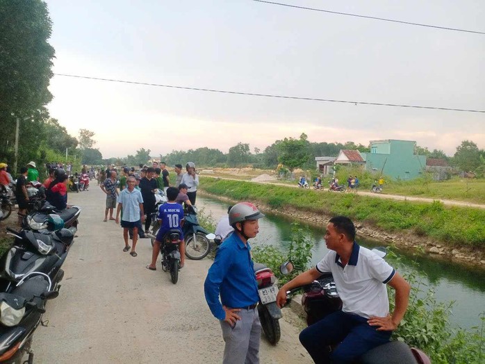 Phát hiện thi thể 2 mẹ con dưới kênh ở Quảng Nam- Ảnh 1. Phát hiện thi thể 2 mẹ con dưới kênh ở Quảng Nam- Ảnh 1.