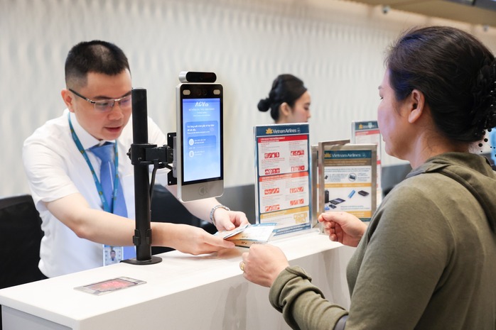 Hành khách làm thủ tục check in làm sinh trắc CCCD để sử dụng cửa tự động tại khu vực kiểm tra an ninh và lên máy bay