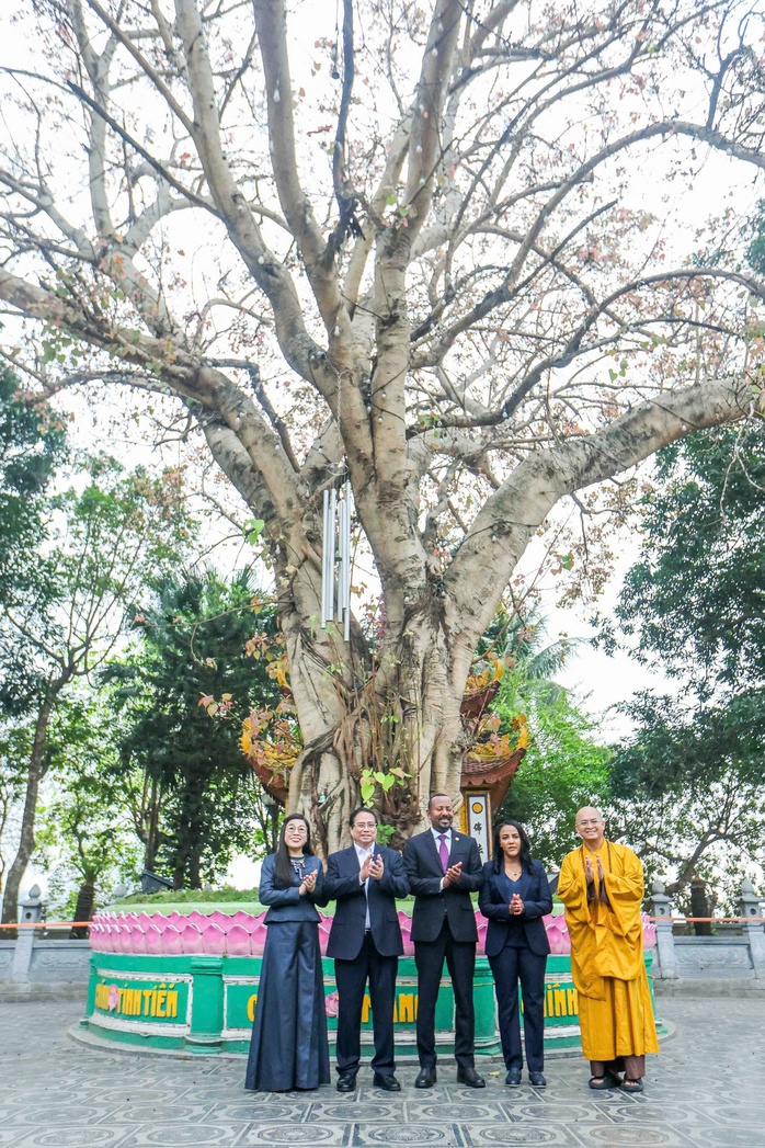 Hai Thủ tướng Việt Nam - Ethiopia tham quan chùa Trấn Quốc- Ảnh 8. Hai Thủ tướng Việt Nam - Ethiopia tham quan chùa Trấn Quốc- Ảnh 8.
