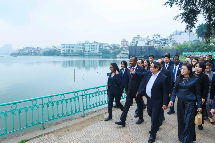 Hai Thủ tướng Việt Nam - Ethiopia tham quan chùa Trấn Quốc- Ảnh 5. Hai Thủ tướng Việt Nam - Ethiopia tham quan chùa Trấn Quốc- Ảnh 5.