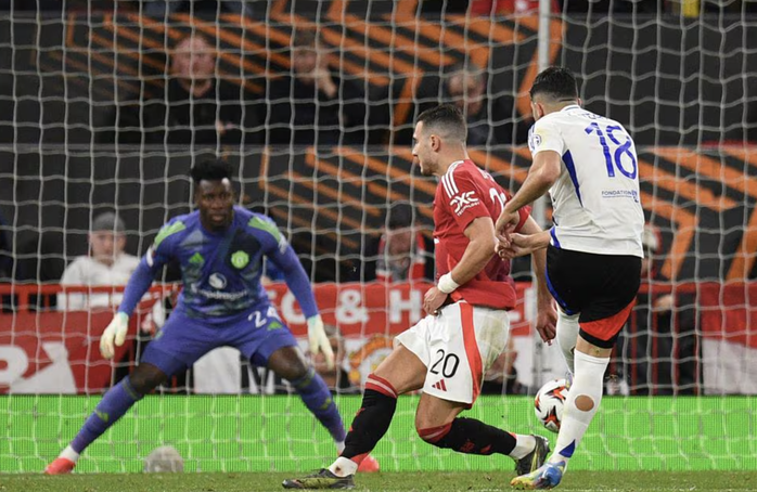 9 bàn thắng vỡ òa sân Old Trafford, Man United đoạt vé bán kết Europa League- Ảnh 9. 9 bàn thắng vỡ òa sân Old Trafford, Man United đoạt vé bán kết Europa League- Ảnh 9.