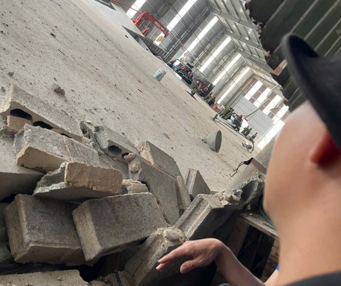 CLIP: Hiện trường vụ sập sàn công trình ở Bình Dương khiến 3 người tử vong- Ảnh 4. CLIP: Hiện trường vụ sập sàn công trình ở Bình Dương khiến 3 người tử vong- Ảnh 4.