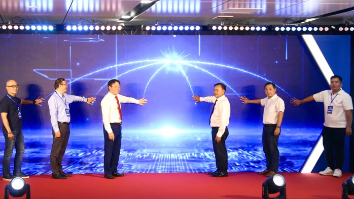 Trao giải cuộc thi "Chạm đến tương lai cùng Metro"- Ảnh 1. Trao giải cuộc thi "Chạm đến tương lai cùng Metro"- Ảnh 1.