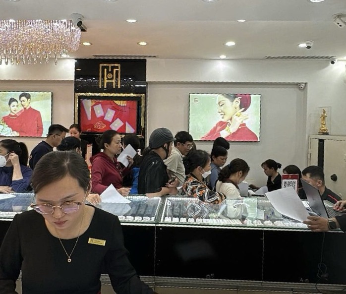 Giá vàng lập đỉnh 118 triệu đồng/lượng, người dân vẫn đi mua tích trữ- Ảnh 1. Giá vàng lập đỉnh 118 triệu đồng/lượng, người dân vẫn đi mua tích trữ- Ảnh 1.