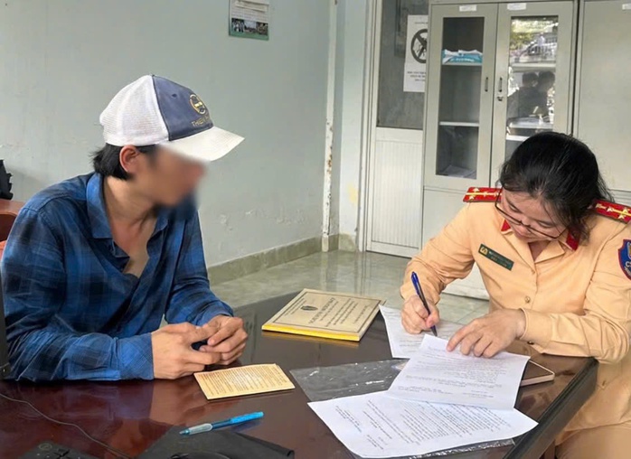 Lái xe tải lạng lách trên đường Phạm Văn Đồng, tài xế bị phạt 45 triệu đồng- Ảnh 1. Lái xe tải lạng lách trên đường Phạm Văn Đồng, tài xế bị phạt 45 triệu đồng- Ảnh 1.