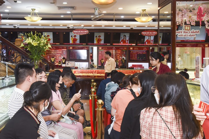 Giá vàng lập đỉnh 118 triệu đồng/lượng, người dân vẫn đi mua tích trữ- Ảnh 2. Giá vàng lập đỉnh 118 triệu đồng/lượng, người dân vẫn đi mua tích trữ- Ảnh 2.