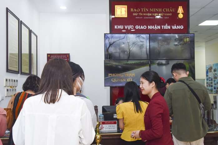 Giá vàng lập đỉnh 118 triệu đồng/lượng, người dân vẫn đi mua tích trữ- Ảnh 3. Giá vàng lập đỉnh 118 triệu đồng/lượng, người dân vẫn đi mua tích trữ- Ảnh 3.