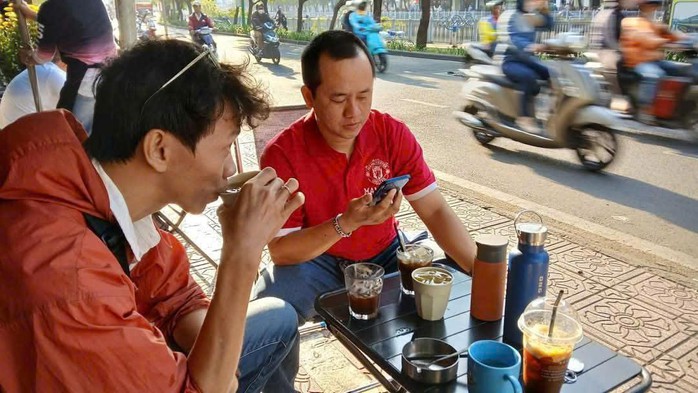 Niềm vui mỗi ngày bên ly cà phê quán quen cùng bạn bè Niềm vui mỗi ngày bên ly cà phê quán quen cùng bạn bè