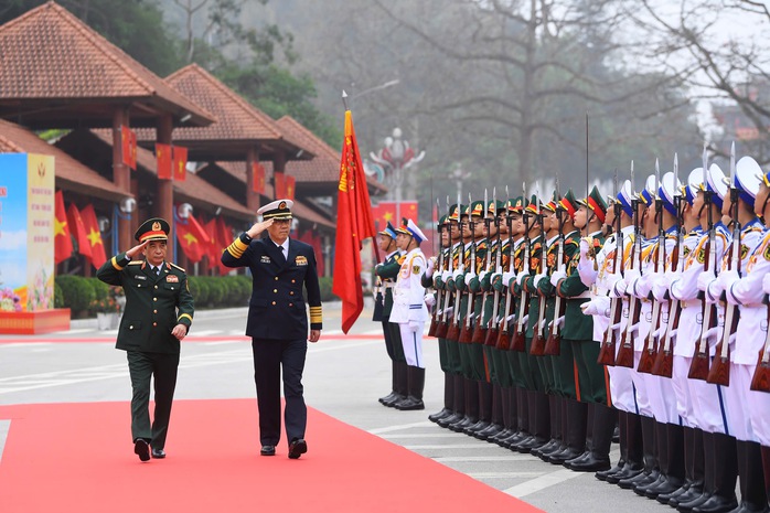 Bộ trưởng Phan Văn Giang đón Bộ trưởng Quốc phòng Trung Quốc sang Việt Nam giao lưu hữu nghị- Ảnh 2. Bộ trưởng Phan Văn Giang đón Bộ trưởng Quốc phòng Trung Quốc sang Việt Nam giao lưu hữu nghị- Ảnh 2.