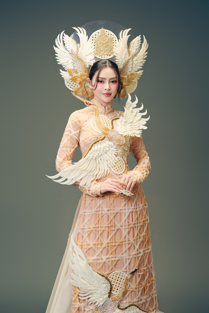 Hoa hậu Lý Kim Thảo hoá "mẹ cò", diện áo dài làm từ 200m vải- Ảnh 4. Hoa hậu Lý Kim Thảo hoá "mẹ cò", diện áo dài làm từ 200m vải- Ảnh 4.