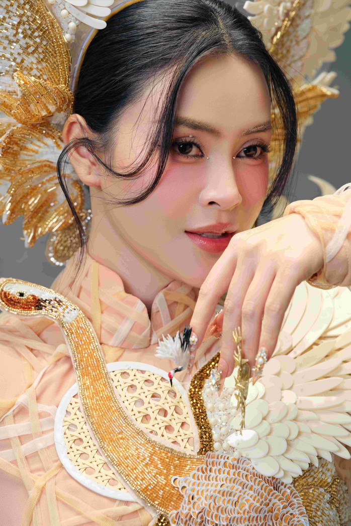 Hoa hậu Lý Kim Thảo hoá "mẹ cò", diện áo dài làm từ 200m vải- Ảnh 6. Hoa hậu Lý Kim Thảo hoá "mẹ cò", diện áo dài làm từ 200m vải- Ảnh 6.
