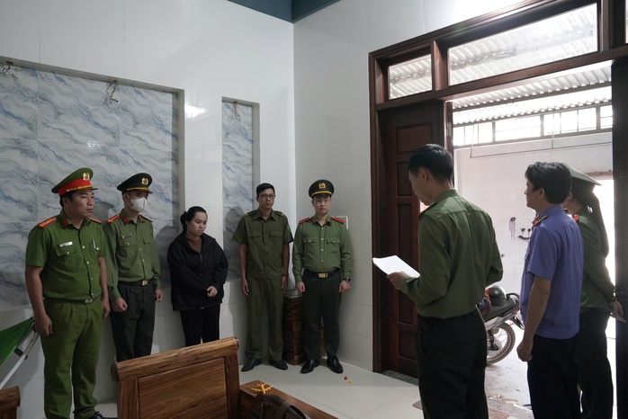Ai là nạn nhân bị Phan Thị Nhật Vi lừa đảo thì hãy liên hệ gấp với công an- Ảnh 1. Ai là nạn nhân bị Phan Thị Nhật Vi lừa đảo thì hãy liên hệ gấp với công an- Ảnh 1.